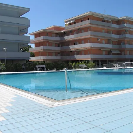 Lovely Flat With Patio Apartman